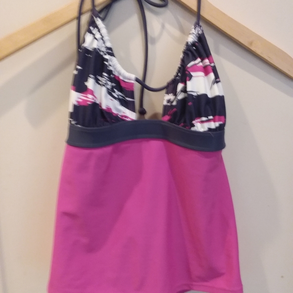 - 🫶Under Armour Swim Top S💕 - Picture 1 of 3